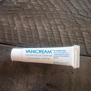 VANICREAM
AT For Sensitive Skin
Gentle Facial Cleanser
Sample  0.21 oz
Brand New
